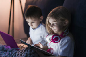 enfants regardant tablette ordinateur portable